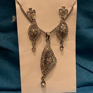 Beautiful Artificial silver pendant set with chain